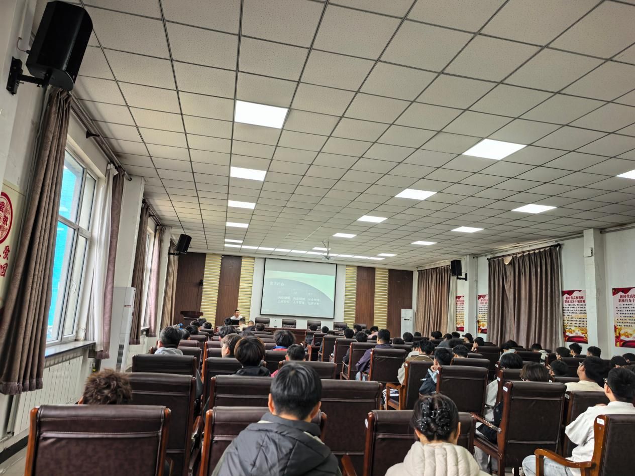内蒙古兴业银锡矿业股份有限公司来我院开展专场宣讲招聘